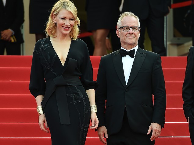 A atriz Cate Blanchett ao lado do diretor Thierry Frémaux durante apresentação do filme Sicario em Cannes