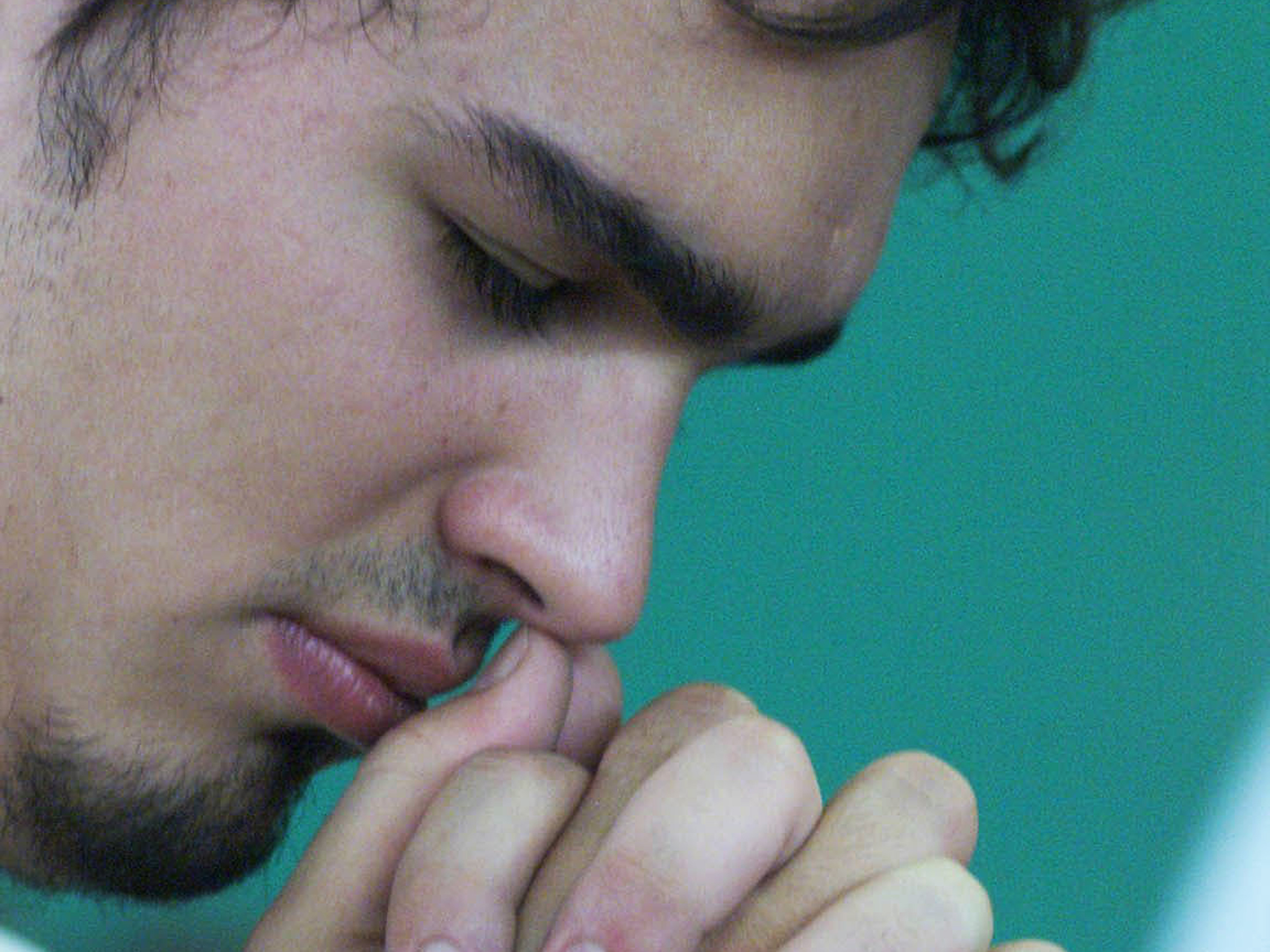 O filho do governador reeleito Geraldo Alckmin, Thomaz Alckmin reza durante missa em homenagem ao pai . Pindamonhangaba, SP, 03.11.2002