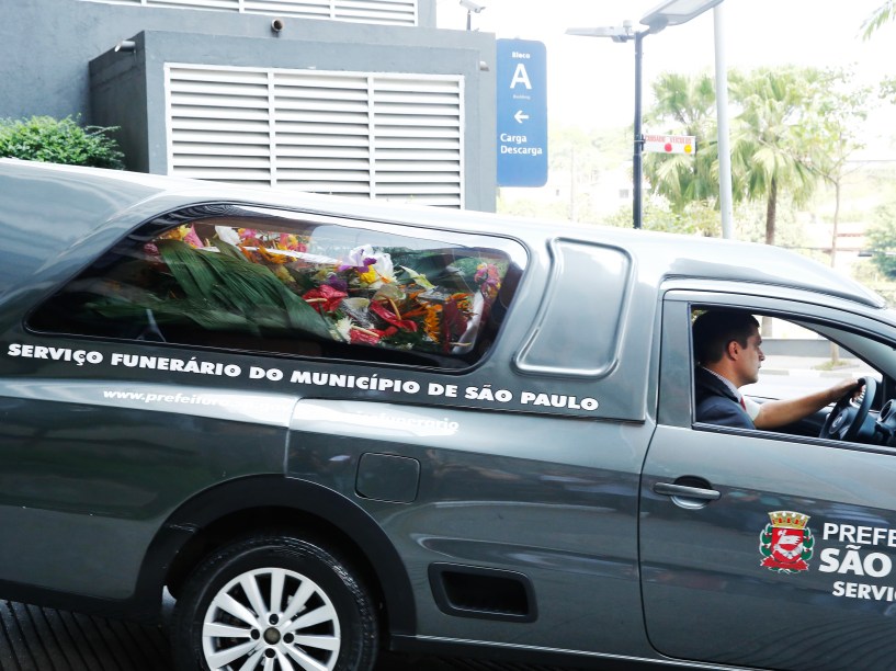 Corpo de Thomaz Alckmin deixa o hospital Albert Eistein, em São Paulo, e segue para o cemitério municipal de Pindamonhangaba, onde será enterrado