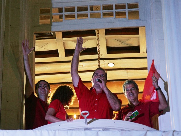 O candidato ao governo do Acre, Tião Viana (PT), comemora vitória no Plácido de Castro,  em Rio Branco (AC)