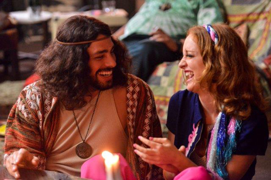 Cauã Reymond e Laila Zaid em cena do filme Tim Maia