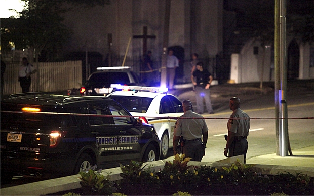 Policiais cercam igreja em Charleston, na Carolina do Sul, após tiroteio