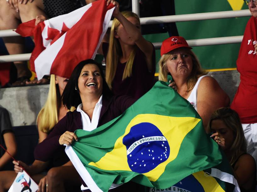 Torcida acompanha as finais da natação nos Jogos Pan-Americanos de Toronto