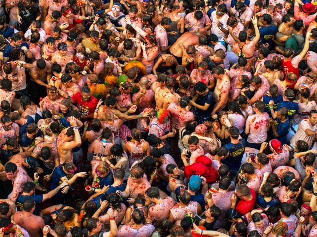 Foliões participam da tradicional festa da Tomatina em Buñol, na Espanha