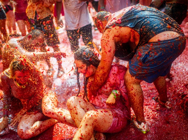 Foliões participam da tradicional festa da Tomatina em Buñol, na Espanha