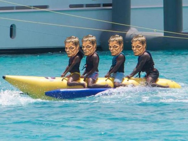 Meme do retrato de Tom Brady se divertindo em cima de uma banana boat