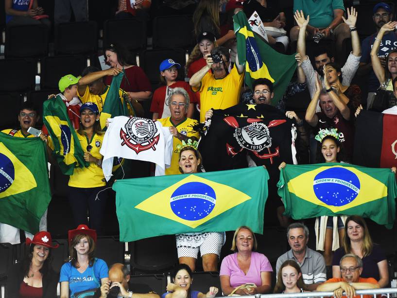 Torcida acompanha as finais da natação nos Jogos Pan-Americanos de Toronto