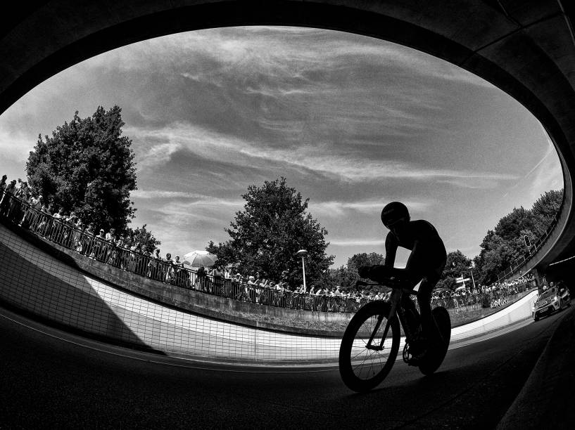 Ciclista na primeira etapa do Tour de France em Utrecht, na Holanda