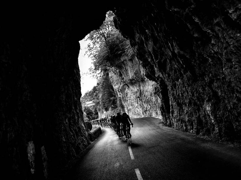 Ciclistas em túnel da cidade de Mende, na França