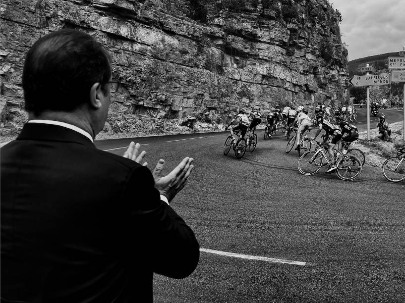 O presidente francês, François Hollande, aplaude ciclistas em Mende, na França