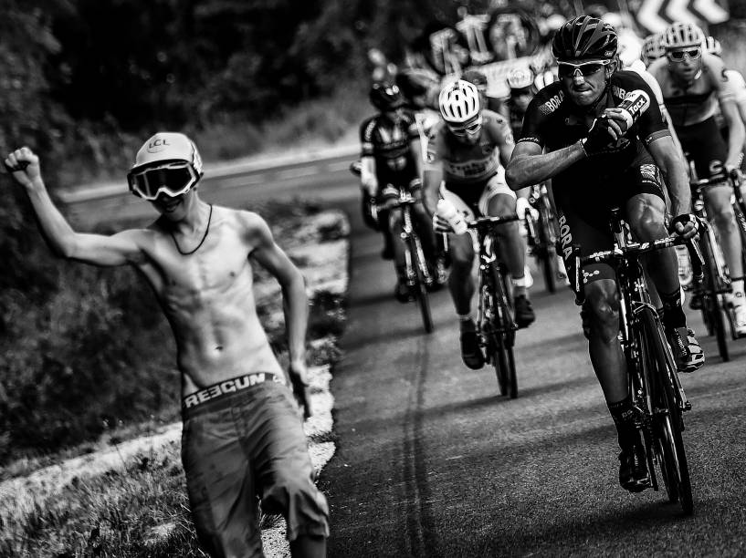 Ciclista joga sua garrafa de àgua em torcedor durante o Tour de Franceá