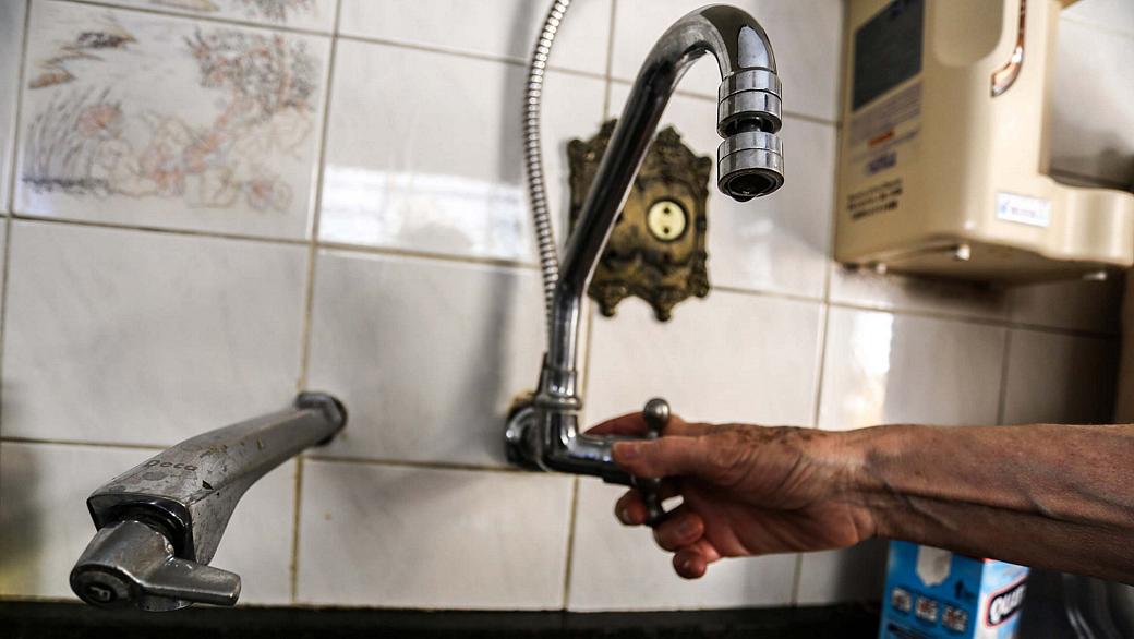 Moradores da Lapa, Zona Oeste de São Paulo (SP), relatam falta d'água nesta segunda-feira