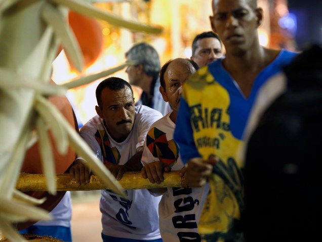 Movimentação de trabalhadores das escolas de samba do grupo especial do Carnaval 2016, no Sambódromo Marquês de Sapucaí, no Rio de Janeiro (RJ)