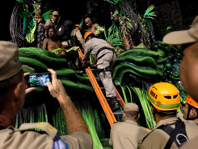 Bombeiros auxiliam as escolas de samba do grupo especial do Carnaval 2016, no Sambódromo Marquês de Sapucaí, no Rio de Janeiro (RJ)