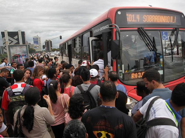 Passageiros aguardam ônibus no centro da capital: a rotina é de greves constantes por atraso nos pagamentos