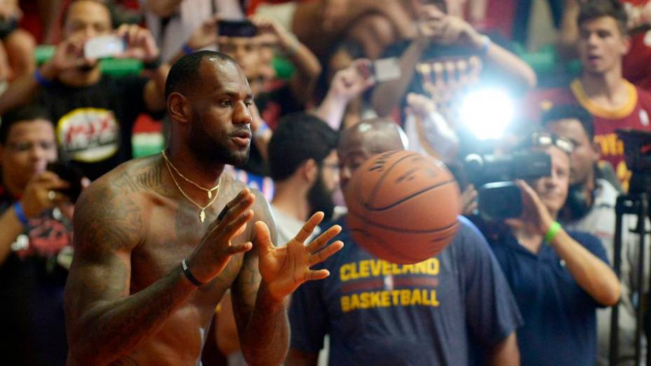 LeBron James no treino do Cleveland Cavaliers no ginásio do Flamengo, no Rio