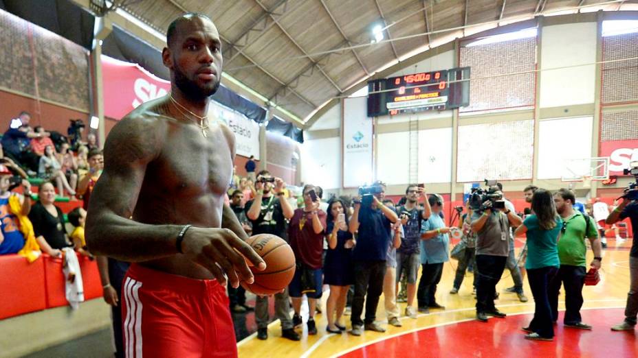 LeBron James no treino do Cleveland Cavaliers no ginásio do Flamengo, no Rio