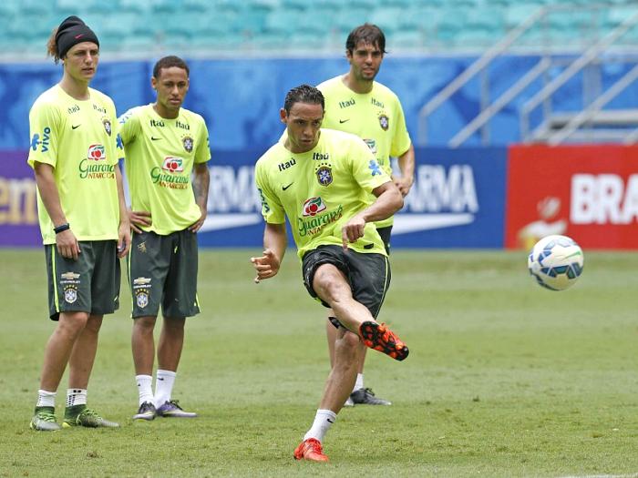 Robinho, Firmino, Miranda, Fernandinho e Thiago Silva, durante treino da seleção brasileira em Paris