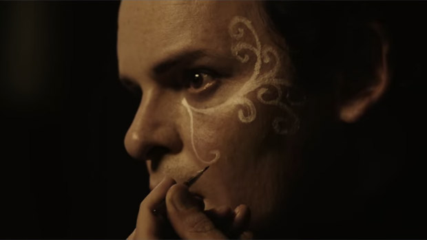 Imagem de 'Trinta', com Matheus Nachtergaele no papel do carnavalesco Joãosinho Trinta