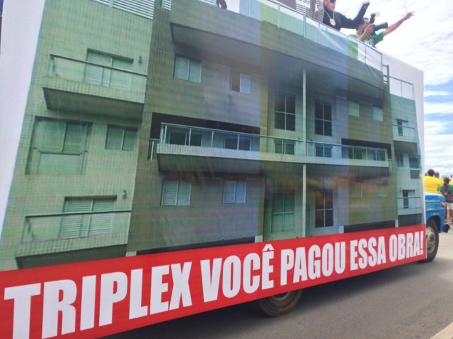 Tríplex de Lula vai ao protesto em Brasília