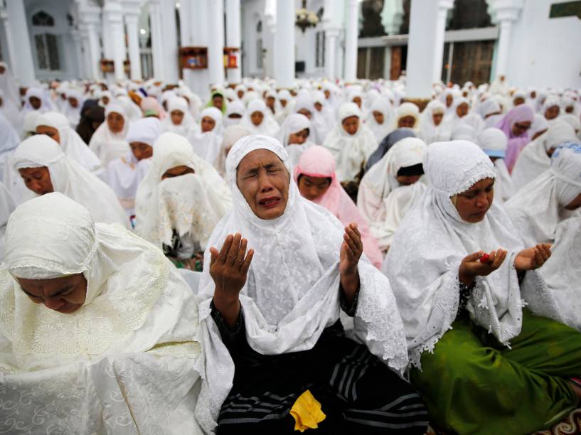 Mulheres rezam para as vítimas do tsunami de 2004 na mesquita de Banda Aceh, na Indonésia. Milhares de indonésios relembraram e homenagearam as vitimas da tragédia