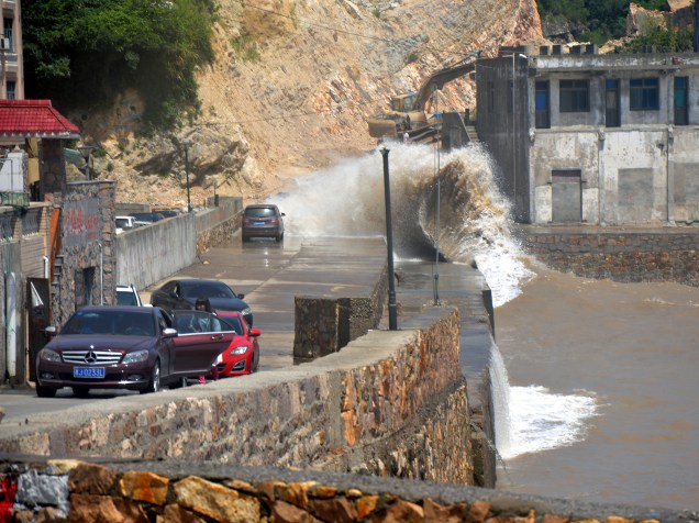 Ondas quebram na costa da cidade de Xitang, anunciando a aproximação do tufão Soudelor, na China