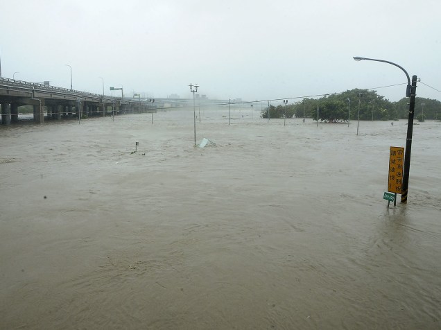 Vista de um estacionamento submerso devido aos estragos causados pelo tufão que atinge Taiwan