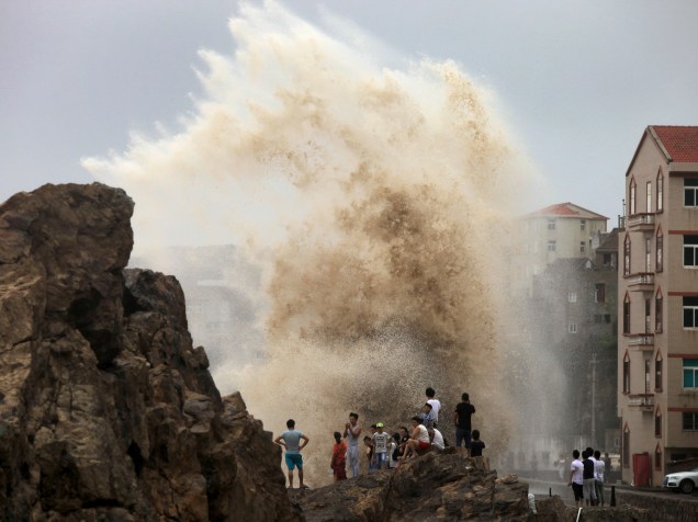 Pessoas observam as ondas enquanto o tufão Soudelor se aproxima da China. O poderoso tufão atingiu Taiwan com ventos fortes e chuva torrencial, cortando a energia de cerca de 3,62 milhões de casas e causando a morte de seis pessoas