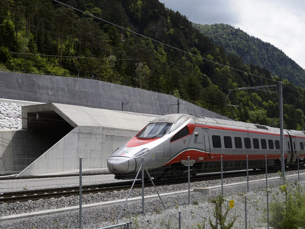Túnel base de São Gotardo, o maior túnel ferroviário do mundo na Suíça