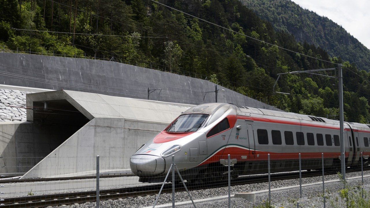 Túnel base de São Gotardo, o maior túnel ferroviário do mundo na Suíça