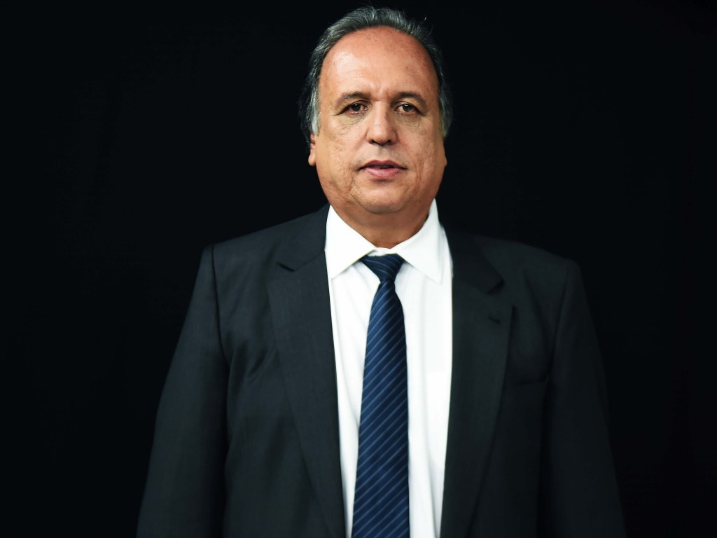 Governador do Rio de Janeiro, Luiz Fernando Pezão (PMDB), afirmou que medida que prevê revistas em ônibus deve continuar sendo praticada pela polícia