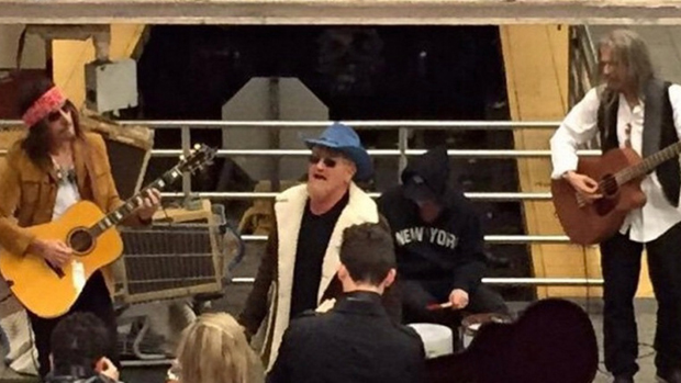 U2 em apresentação no metrô de Nova York