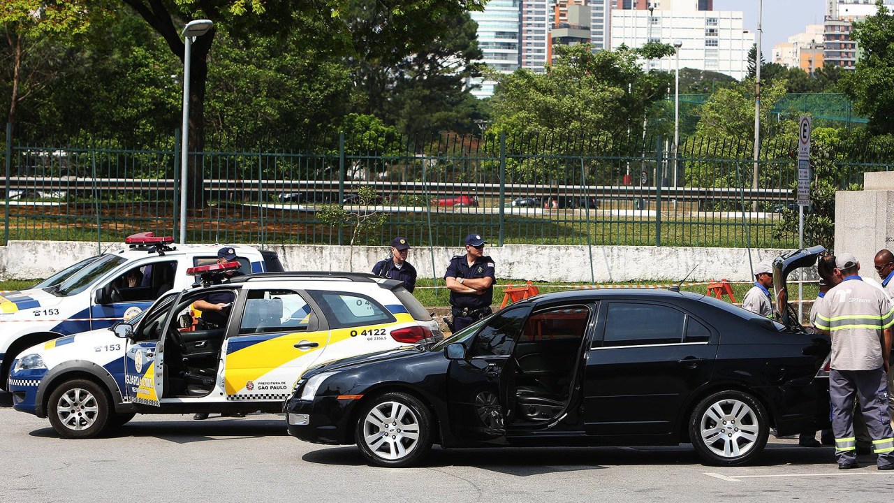 Carro da Uber é apreendido na SPFW, por fiscais da SPTrans e pela Guarda Civil