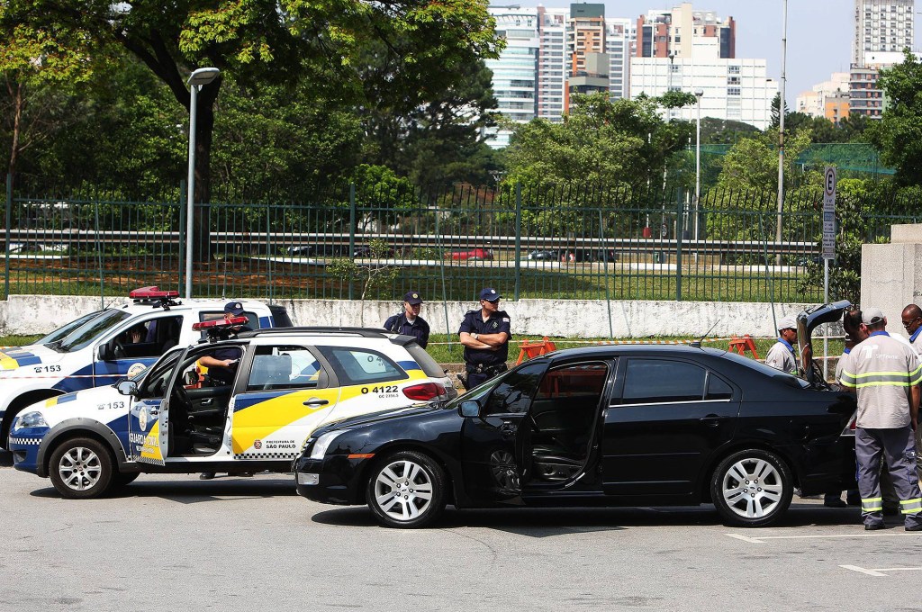 Carro da Uber é apreendido na SPFW, por fiscais da SPTrans e pela Guarda Civil
