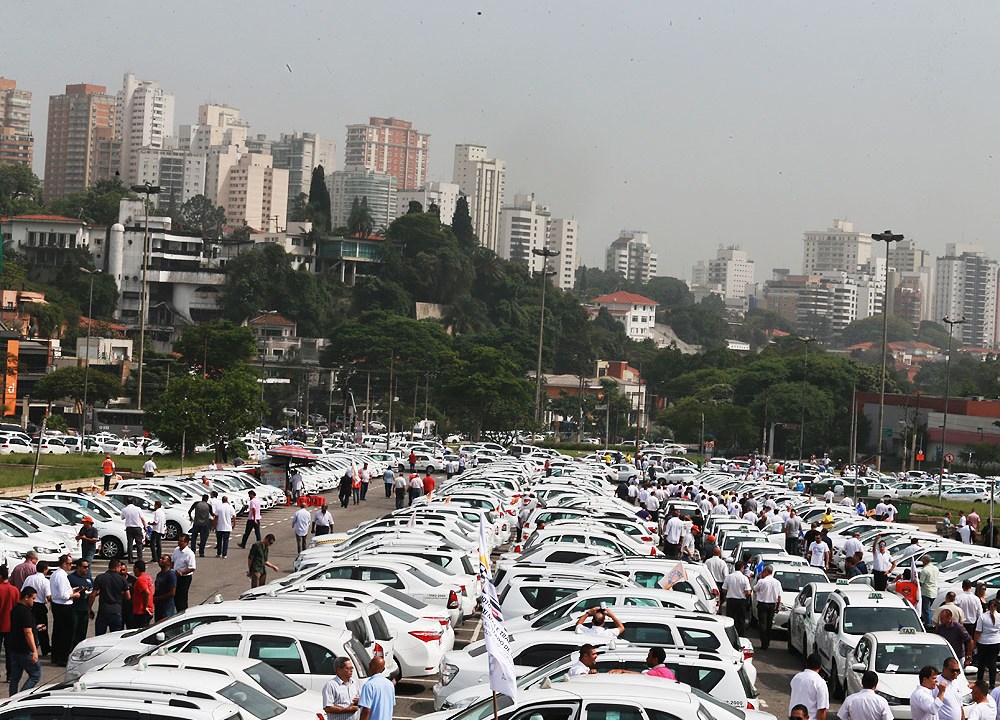 Taxistas protestam contra o uso do aplicativo Uber na praça Charles Miller, em frente ao estádio do Pacaembu, na zona oeste de São Paulo, na manhã desta quarta-feira (11)