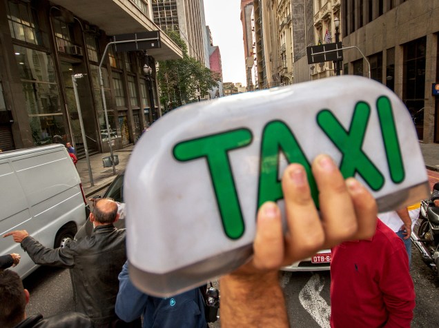 Taxistas protestam no centro da capital paulista, contra o decreto assinado pelo prefeito Fernando Haddad que regulamenta o uso de aplicativos de carona, como o Uber, em São Paulo - 11/05/2016