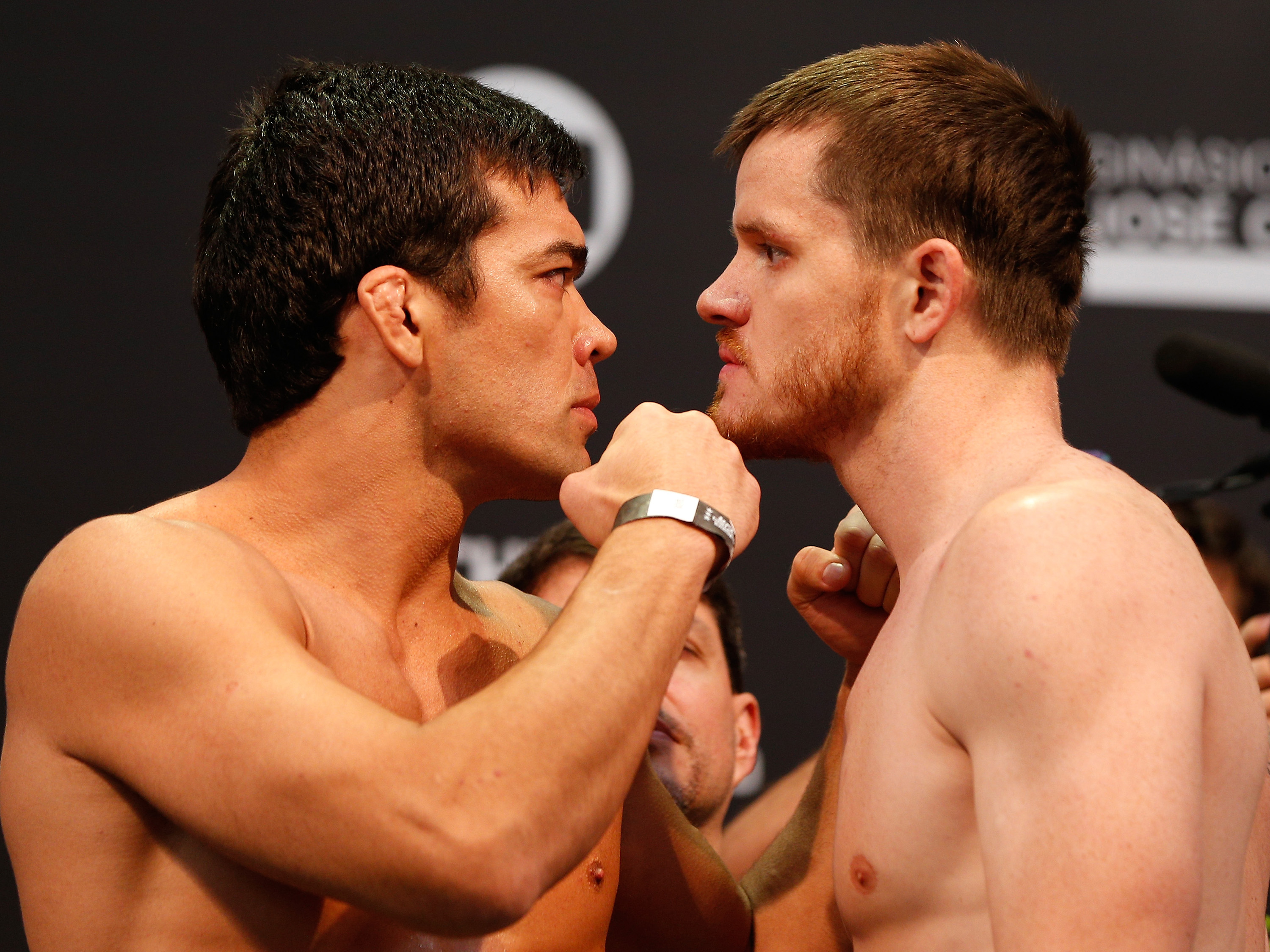 O brasileiro Lyoto Machida e CB Dollaway dos Estados Unidos se encaram durante a pesagem do UFC Figh Night no Ginásio José Correa, em Barueri (SP)