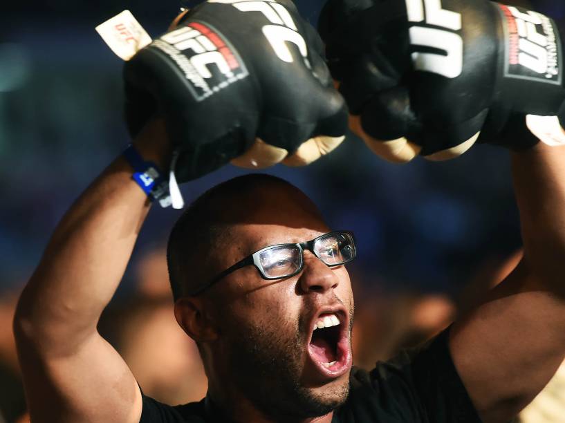 Público torce para os lutadores durante UFC 198, na Arena da Baixada em Curitiba