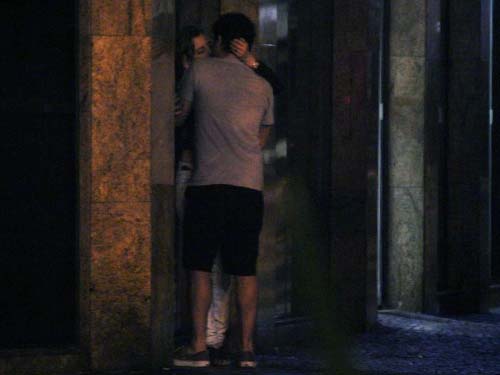 Marcelo Adnet é flagrado com uma loira no bairro do Leblon, no Rio
