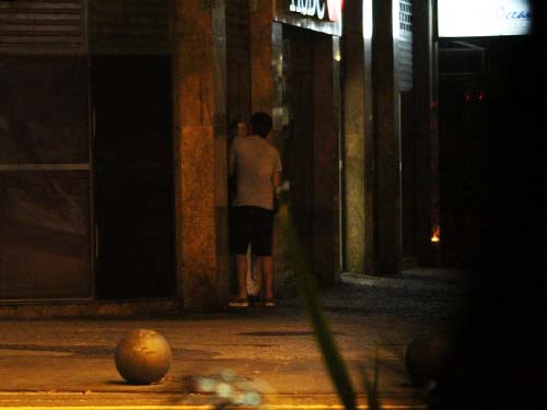 Marcelo Adnet é flagrado com uma loira no bairro do Leblon, no Rio