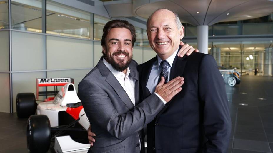 Fernando Alonso e Ron Dennis durante apresentação do piloto espanhol na McLaren