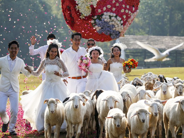 Casais durante uma cerimônia de casamento, em Prachinburi, na Tailândia para celebrar o dia de Valentines Day, Dia de São Valentim