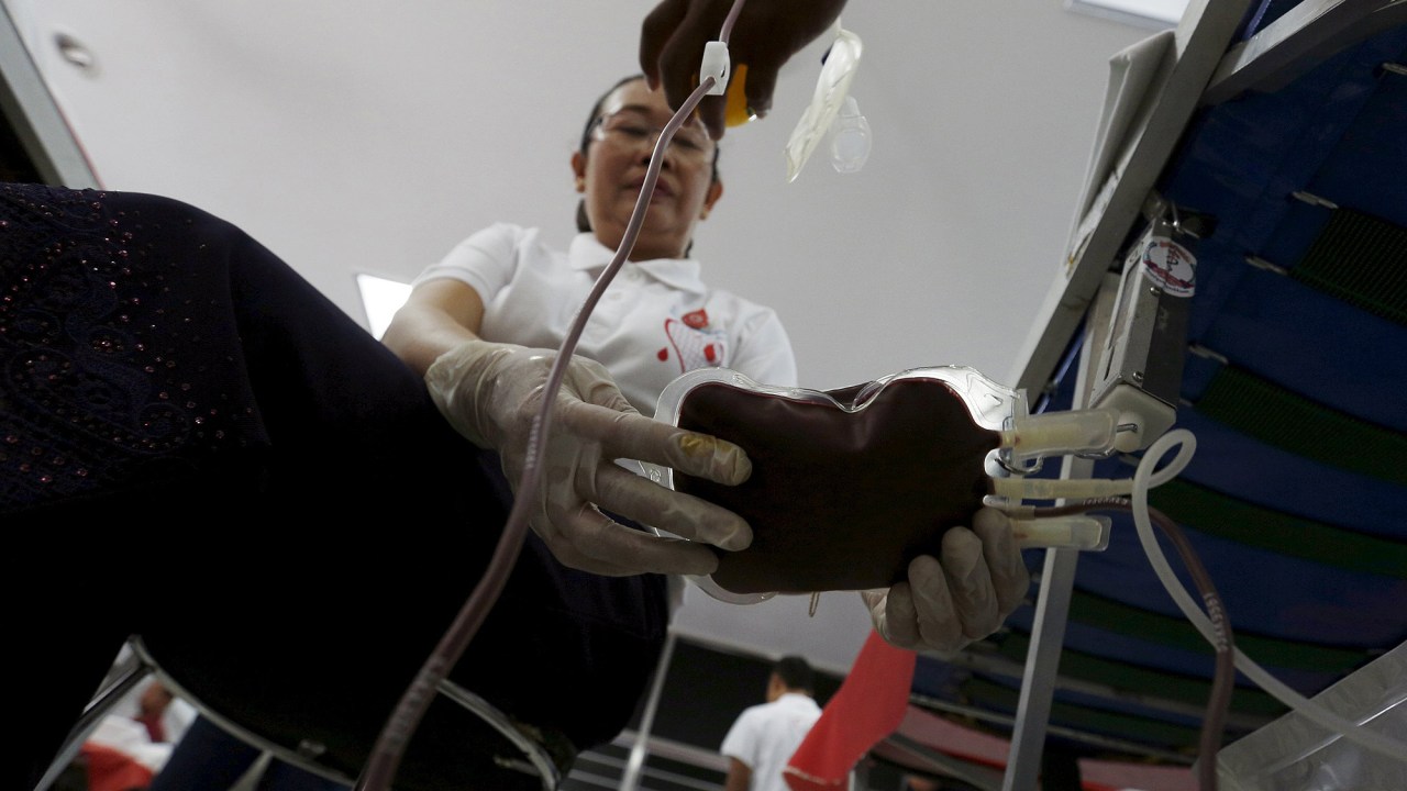Centro de saúde da cidade de Phnom Penh, no Camboja, participa da campanha "Doe Sangue, Doe Amor" neste domingo (14), que aproveita o dia de São Valentim, considerado dia dos namorados em vários países, para estimular a doação voluntária de sangue