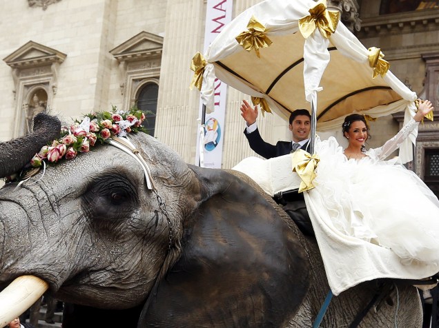 Casal durante uma cerimônia de casamento, em Budapeste, na Hungria para celebrar o dia de Valentines Day, Dia de São Valentim