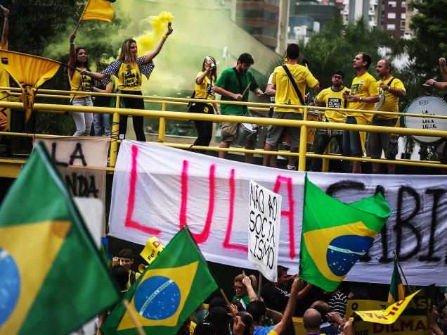 Protesto contra o governo da presidente Dilma Rousseff (PT), do Parque Moinhos de Vento até Redenção, em Porto Alegre (RS), neste domingo (16)