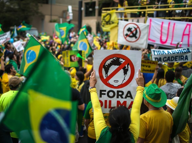 Manifestantes caminham do Parque Moinhos de Vento (Parcão) até o Parque Farroupilha (Redenção), em Porto Alegre, neste domingo, durante ato contra a presidente Dilma Rousseff e o PT.