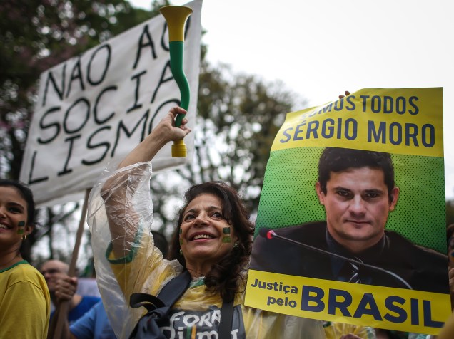Manifestantes caminham do Parque Moinhos de Vento (Parcão) até o Parque Farroupilha (Redenção), em Porto Alegre, neste domingo, durante ato contra a presidente Dilma Rousseff e o PT