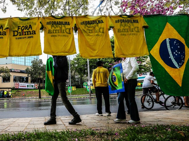 Manifestantes caminham do Parque Moinhos de Vento (Parcão) até o Parque Farroupilha (Redenção), em Porto Alegre, neste domingo, durante ato contra a presidente Dilma Rousseff e o PT