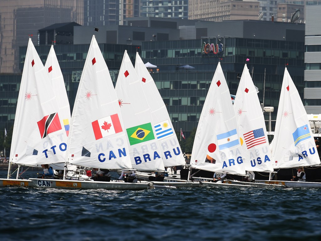 Velejadores disputam regata no Lago Ontário, onde se realizam as competições da vela nos Jogos Pan-Americanos de Toronto