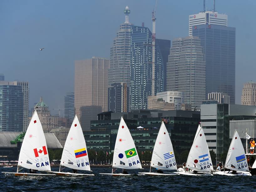 Velejadores disputam regata no Lago Ontário, onde se realizam as competições da vela nos Jogos Pan-Americanos de Toronto